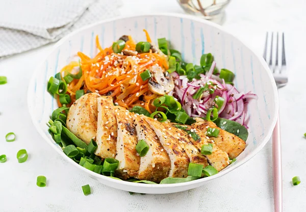Grillezett Csirke Filé Répa Tészta Egészséges Ebéd Menü Keto Élelmiszer — Stock Fotó