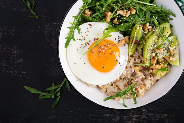 早餐燕麦粥 配上烤鸡蛋 猕猴桃 绿豆和亚麻籽 健康的早餐 降低胆固醇 — 图库照片