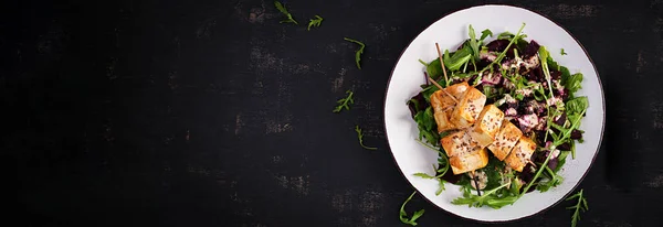 ソースとビーツサラダ 野菜ヨーグルトソースとアルグラで豆腐串焼き 健康的なビーガンフードの概念 健康食品 トップビュー バナー — ストック写真