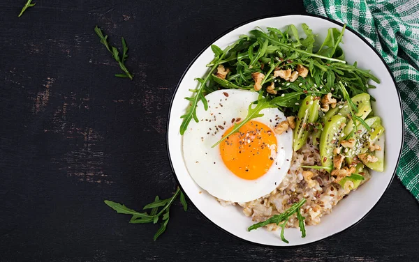 ロースト卵 キウイ アルグラと亜麻の種子と朝食オートミールのお粥 コレステロールを下げるために健康的な朝食 トップビュー フラットレイアウト — ストック写真