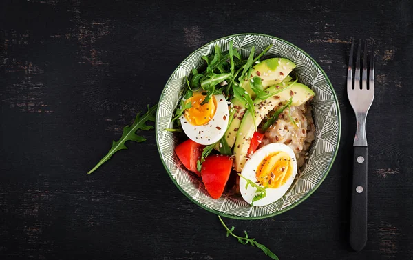 Frühstück Haferbrei Mit Gekochten Eiern Avocado Tomaten Und Grünen Kräutern Stockbild
