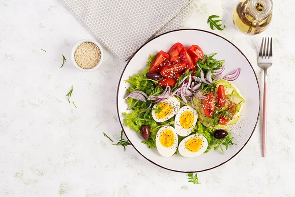 Frischer Salat Mit Tomaten Oliven Gekochten Eiern Und Sandwich Mit lizenzfreie Stockfotos