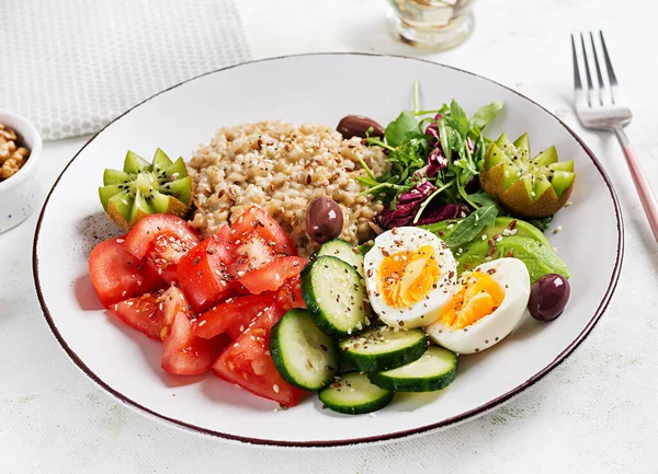 Frühstück Haferbrei Mit Gekochten Eiern Frischem Salat Und Kiwi Gesunde lizenzfreie Stockbilder