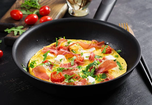 Omelett Med Tomater Jamon Och Fetaost Kastrull Stockbild