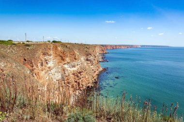 Bulgaristan 'ın Karadeniz kıyısındaki Cape Kaliakra. Deniz ve kayaların manzarası.