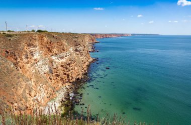 Bulgaristan 'ın Karadeniz kıyısındaki Cape Kaliakra. Deniz ve kayaların manzarası.