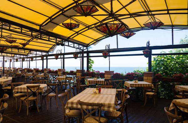 Hermoso Café Con Flores Bulgaria Restaurante Aire Libre Vacaciones Verano Fotos de stock libres de derechos