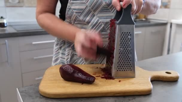 Процес Терки Буряка Домашній Кухні — стокове відео