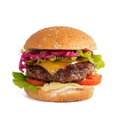 Sığır burger. Biftek burgerli çizburger, domates, peynir, salatalık turşusu ve beyaz arka planda izole edilmiş marul.