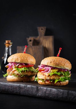 Tavuk burger. Tavuklu sandviç, domates, peynir ve marul. Çizburger..