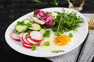 Kahvaltıda. Yağda yumurta, taze sebze salatası ve domuz yağlı sandviç. Keto diyeti