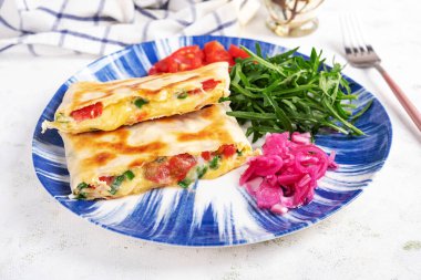 Quesadilla ve yumurtalı lezzetli kahvaltı. Meksika mutfağı. Pide ekmeği, omlet, peynir, domates ile moda yemekler