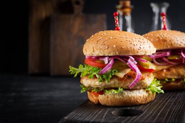 Tavuk burger. Tavuklu sandviç, domates, peynir ve marul. Çizburger..