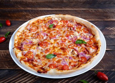 Jambonlu İtalyan pizzası, tavuk, domates ve peynir..