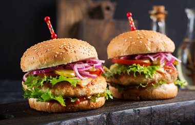 Tavuk burger. Tavuklu sandviç, domates, peynir ve marul. Çizburger..