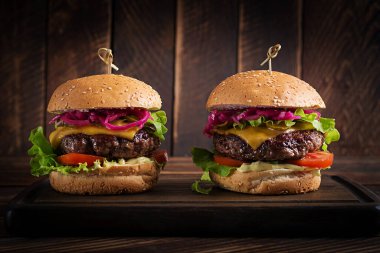 Sığır burger. Biftekli sandviç, domates, peynir, salatalık turşusu ve marul. Çizburger..