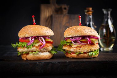 Tavuk burger. Tavuklu sandviç, domates, peynir ve marul. Çizburger..