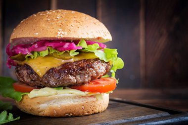 Sığır burger. Biftekli sandviç, domates, peynir, salatalık turşusu ve marul. Çizburger..