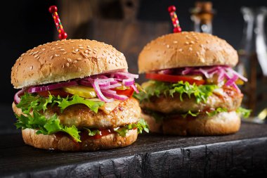 Tavuk burger. Tavuklu sandviç, domates, peynir ve marul. Çizburger..