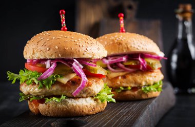 Tavuk burger. Tavuklu sandviç, domates, peynir ve marul. Çizburger..