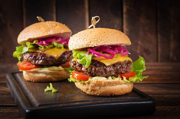 Sığır Burger Biftekli Sandviç Domates Peynir Salatalık Turşusu Marul Çizburger Stok Resim