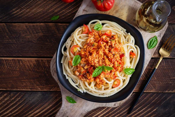 意大利面 意大利面和番茄酱 配以鸡米粉和木制背景 帕斯塔 波洛涅塞顶部视图 图库图片