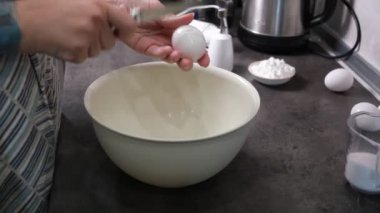 Kadın elleri yemek pişirmek için yumurta kırıyor