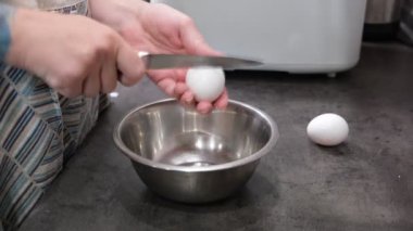 Kadın elleri yemek pişirmek için yumurta kırıyor