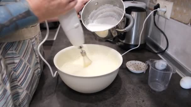 Processo Sbattere Uova Con Zucchero Farina Con Frullatore Mano — Video Stock