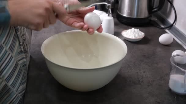 雌性手在煮鸡蛋时折断蛋 — 图库视频影像