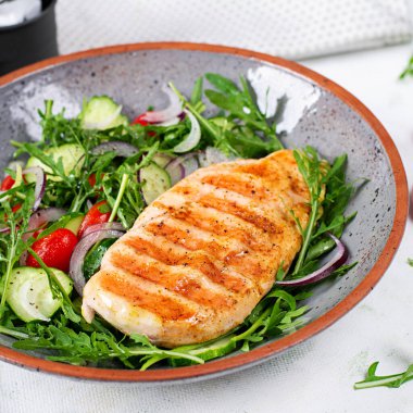 Izgara tavuk fileto ve taze salata. Sağlıklı yemek menüsü. Keto yemeği..