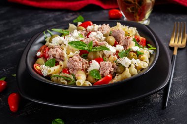 Ton balıklı makarna, domates ve peynir. Ton balıklı makarna salatası. Sağlıklı İtalyan yemekleri. Sağlıklı yemek..