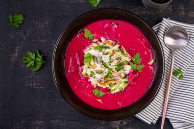 Soğuk borş, taze salatalıklı pancar çorbası, haşlanmış yumurta ve siyah masada haşlanmış tavuk filetosu. Geleneksel Avrupa yemekleri, lezzetli öğle yemekleri. Üst görünüm, genel görünüm