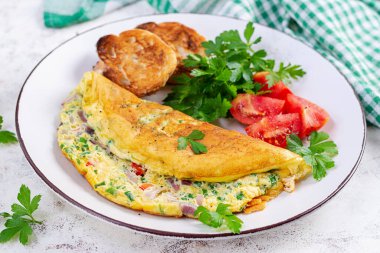 Domatesli omlet, peynir ve beyaz tabakta kırmızı soğan. Frittata - İtalyan omleti.