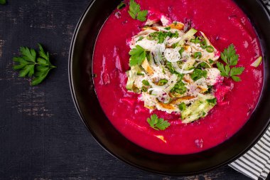 Soğuk borş, taze salatalıklı pancar çorbası, haşlanmış yumurta ve siyah masada haşlanmış tavuk filetosu. Geleneksel Avrupa yemekleri, lezzetli öğle yemekleri. Üst görünüm, genel görünüm