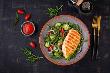 Izgara tavuk fileto ve taze salata. Sağlıklı yemek menüsü. Keto yemeği. Üst görünüm