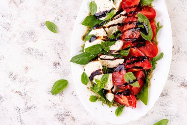 Konsept tasarım için domates salatası. Beyaz arka plan, yakın plan. Yemek konsepti. Üst görünüm