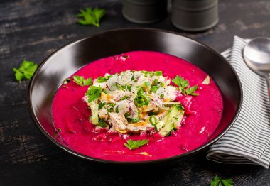 Soğuk borş, taze salatalıklı pancar çorbası, haşlanmış yumurta ve siyah masada haşlanmış tavuk filetosu. Geleneksel Avrupa yemekleri, lezzetli öğle yemekleri.