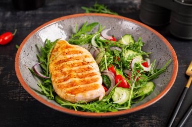 Izgara tavuk fileto ve taze salata. Sağlıklı yemek menüsü. Keto yemeği..