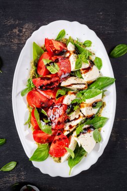 Konsept tasarım için domates salatası. Karanlık arka plan, yakın plan. Yemek konsepti. Üst görünüm