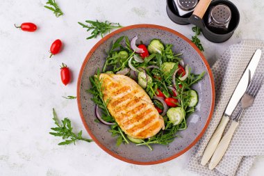 Izgara tavuk fileto ve taze salata. Sağlıklı yemek menüsü. Keto yemeği. Üst görünüm
