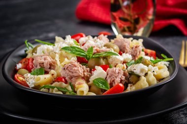 Ton balıklı makarna, domates ve peynir. Ton balıklı makarna salatası. Sağlıklı İtalyan yemekleri. Sağlıklı yemek..