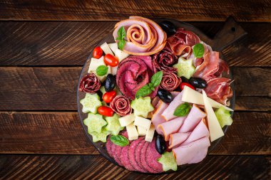 Renkli şarküteri tahtaları ve kutular sebze, et ve peynir. Lezzetli aperatifler ya da antipastalar. Üst Manzara. Boşluğu kopyala