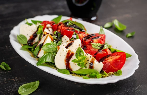 Caprese Saladetomaat Voor Conceptontwerp Donkere Achtergrond Van Dichtbij Voedselconcept — Stockfoto
