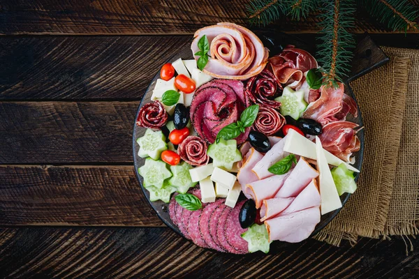 Renkli şarküteri tahtaları ve kutular sebze, et ve peynir. Lezzetli aperatifler ya da antipastalar. Üst Manzara. Boşluğu kopyala