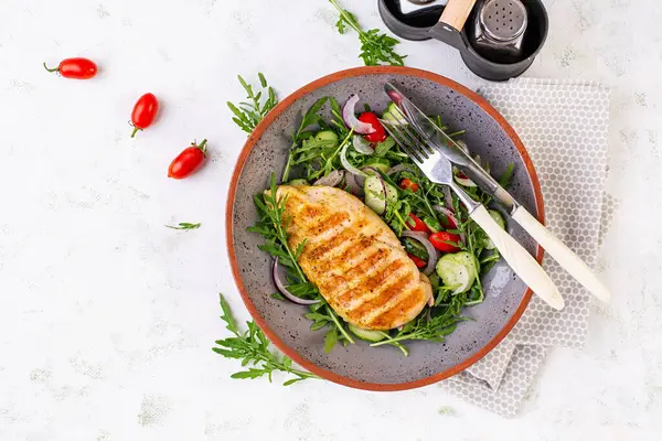 Filet Poulet Grillé Salade Fraîche Menu Sain Pour Déjeuner Nourriture Images De Stock Libres De Droits