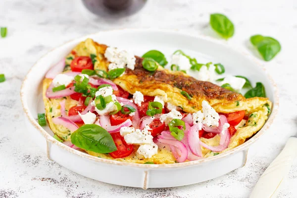 Omelette Mit Tomaten Feta Käse Und Roten Zwiebeln Auf Weißem lizenzfreie Stockbilder