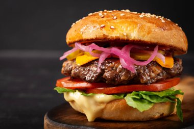 Sığır burger. Biftekli sandviç, domates, peynir, salatalık turşusu ve marul. Çizburger..