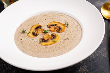 Kremalı mantar çorbası. Vegan gıda. Diyet menüsü.