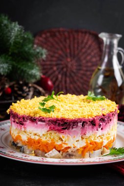 Ringa, pancar, patates, havuç ve yumurtadan geleneksel Rus çoklu katmanlı salatası. Kürk mantonun altında ringa salatası.